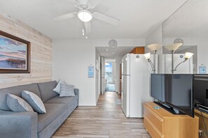 Living area - 1BD Sleeps 4 w/ Pool + Parking 5 min to beach (Wildwood)