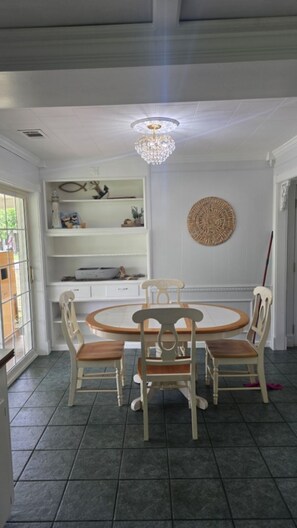 Dining - Azalea Beach Retreat- Your Coastal home away from home. Beach is within blocks! (Long Beach)