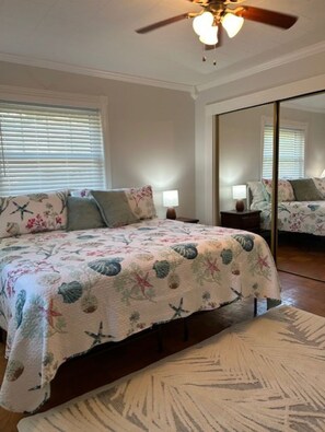 3 bedrooms, iron/ironing board, travel cot, free WiFi - Azalea Beach Retreat- Your Coastal home away from home. Beach is within blocks! (Long Beach)