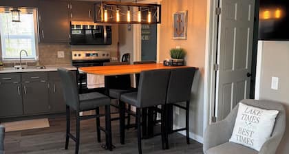 Cozy lake Cottage on Dewart Lake with hottub, 1 mile from Blue Barn Berry Farm