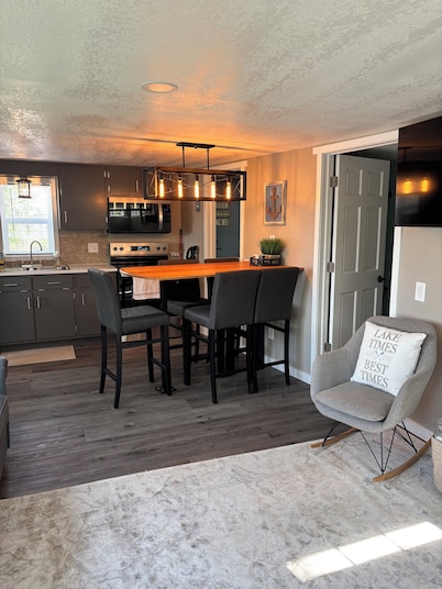 Cozy lake Cottage on Dewart Lake with hottub, 1 mile from Blue Barn Berry Farm