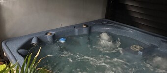 Cozy lake Cottage on Dewart Lake with hottub, 1 mile from Blue Barn Berry Farm