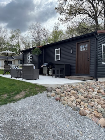 Terrace/patio. Cozy lake Cottage on Dewart Lake with hottub, 1 mile from Blue Barn Berry Farm