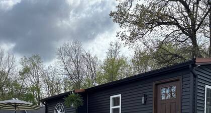 Cozy lake Cottage on Dewart Lake with hottub, 1 mile from Blue Barn Berry Farm