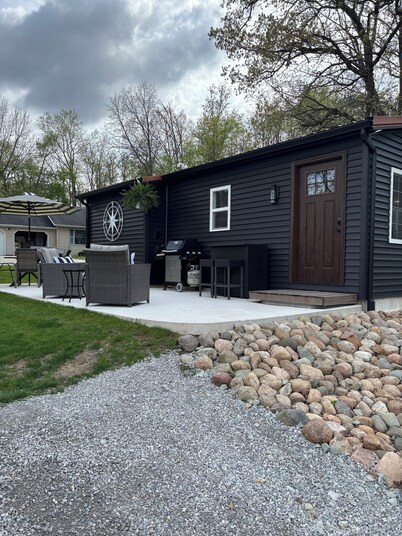 Cozy lake Cottage on Dewart Lake with hottub, 1 mile from Blue Barn Berry Farm