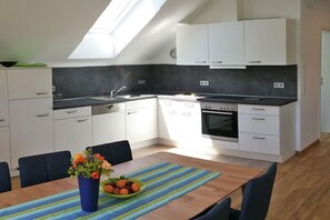 Fridge, oven, stovetop, dining tables - Beech Modern Retreat (Überlingen-Hödingen)