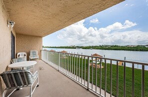 Property grounds - Come and enjoy Resort living. Enjoy spectacular views of the Intracoastal Waterway (Indian Shores)