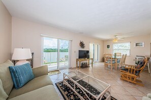 TV - Come and enjoy Resort living. Enjoy spectacular views of the Intracoastal Waterway (Indian Shores)