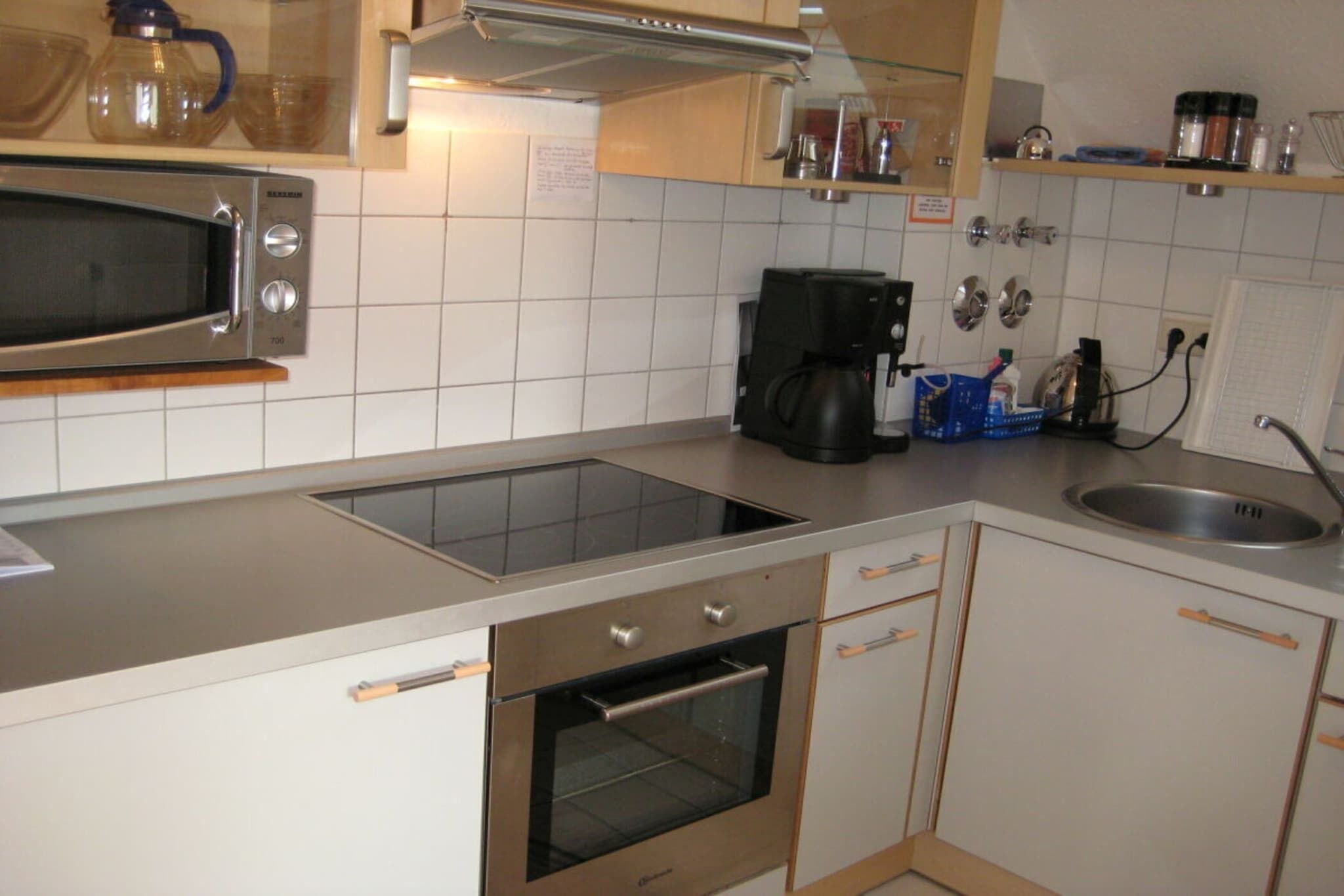 Frigorifero, microonde, forno, piano cottura