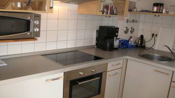 Frigorifero, microonde, forno, piano cottura