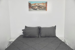2 habitaciones, tabla de planchar con plancha, wifi y ropa de cama 