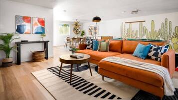 TV connectée, baby-foot, livres