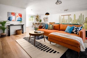 TV connectée, baby-foot, livres