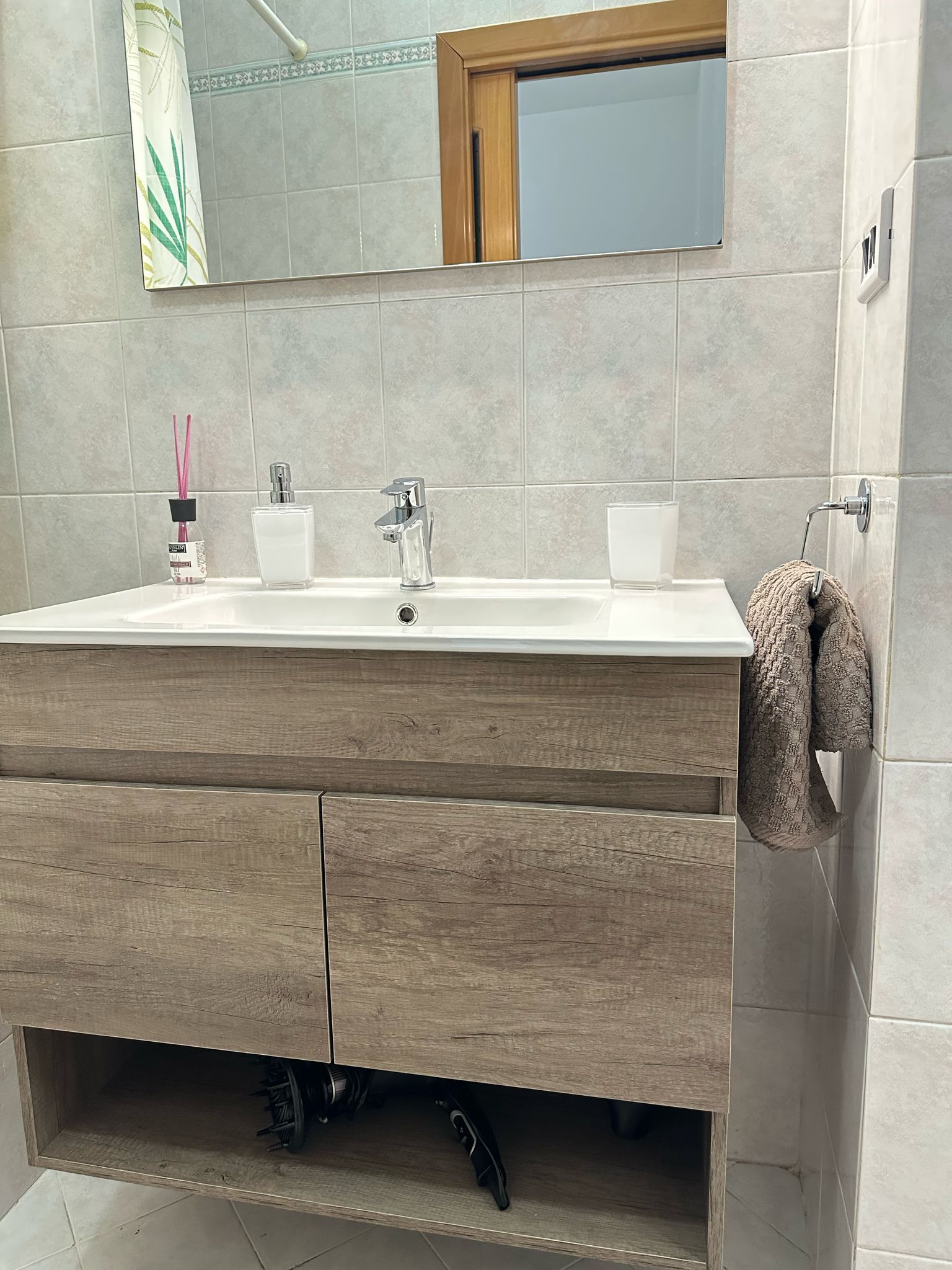 Asciugacapelli, asciugamani, sapone, carta igienica