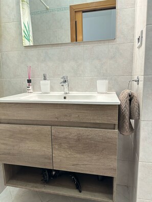 Sèche-cheveux, serviettes fournies, savon, papier toilette