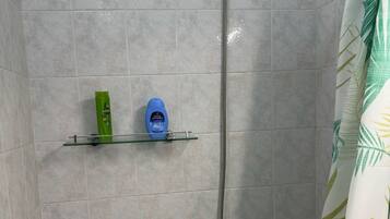 Asciugacapelli, asciugamani, sapone, carta igienica