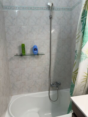 Haartrockner, Handtücher, Seife, Toilettenpapier