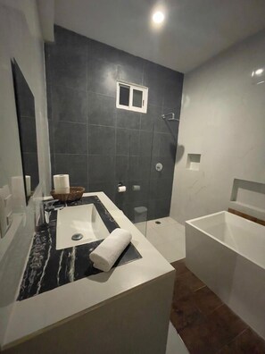 华丽四人房, 环礁湖景观 | 浴室 | 免费洗浴用品、毛巾、肥皂、洗发水