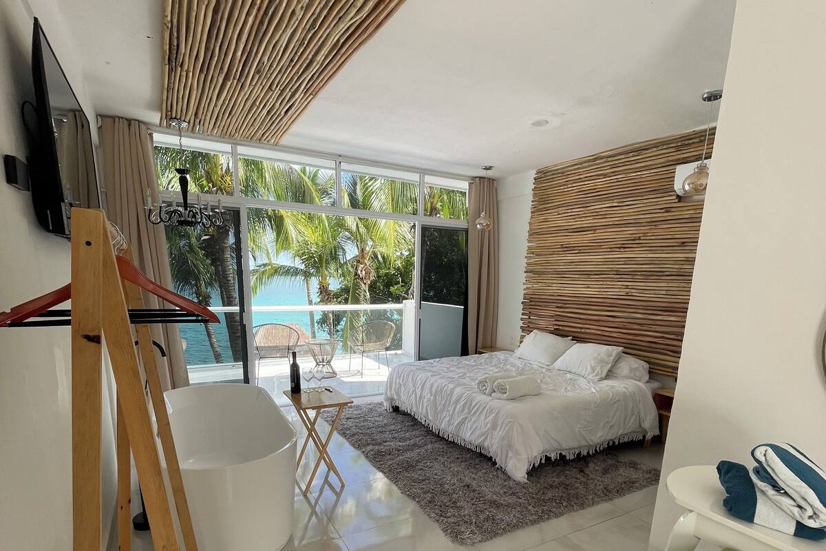 Quarto casal luxo, vista para a lagoa | Roupas de cama antialérgicas, edredons de pluma