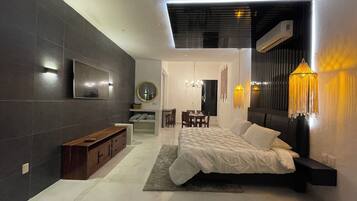 Habitación cuádruple Deluxe, vista a la laguna | Ropa de cama hipoalergénica, edredón y camas con pillow-top