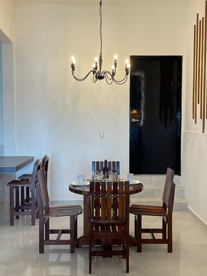 Habitación cuádruple Deluxe, vistas a la laguna | Cocina privada | Máquina de café espresso, plancha y artículos de limpieza