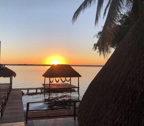 在海滩、白沙、沙滩毛巾、海滩按摩