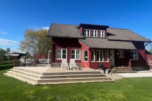 Exterior - Seaside villa in Umeå with wood-fired sauna perfect for families and companies (Unknown)