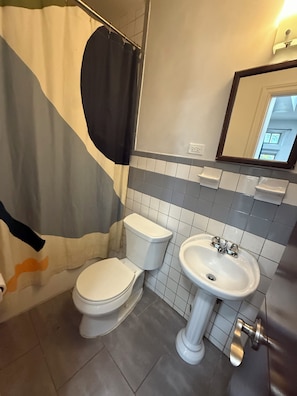 Serviettes fournies, papier toilette