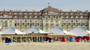 A large hotel with multiple balconies and a beachside location. - Lovely Traditional Manor new 2025 Pool (Group Up to 26x) (Mesnil-en-Ouche)