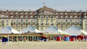 Chaises longues, serviettes de plage