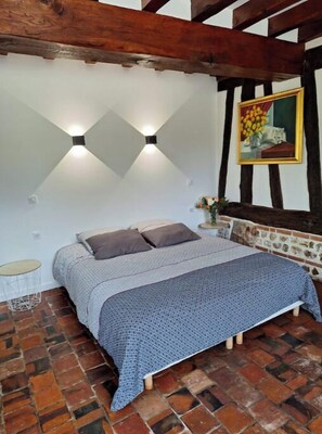 5 bedrooms, desk, iron/ironing board, travel cot