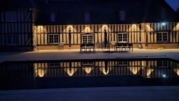 A traditional half-timbered building with a reflective pool in front. - Lovely Traditional Manor new 2025 Pool (Group Up to 26x) (Mesnil-en-Ouche)