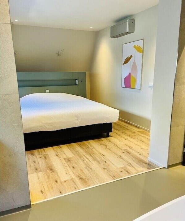 Travel cot, free WiFi, bed sheets
