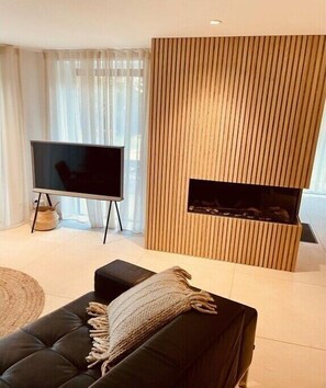 Smart TV, fireplace