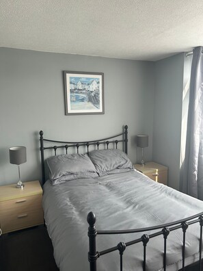 2 bedrooms, iron/ironing board, internet, bed sheets