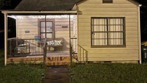 A small, single-story house with a porch and a covered outdoor seating area. - Charming 2-bdrm home in Little Rock with WiFi and AC (Little Rock)