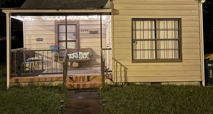 Charming 2-bdrm home in Little Rock with WiFi and AC