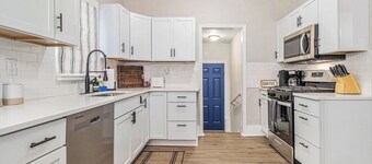 Great house just a 20+ min walk to Notre Dame! sleeps 6