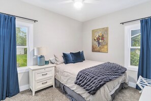 3 slaapkamers, een strijkplank/strijkijzer, gratis wifi, beddengoed