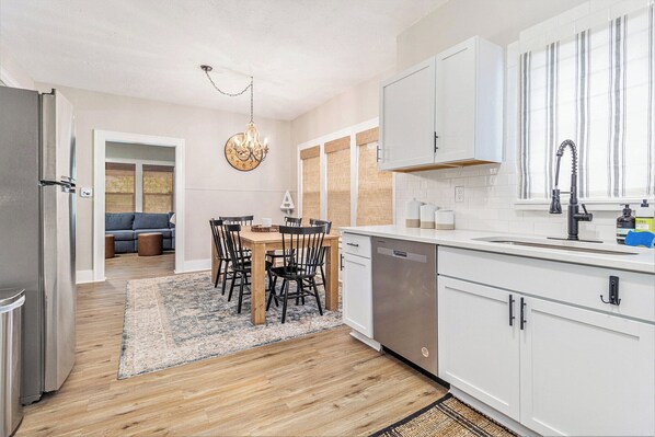 Réfrigérateur, four à micro-ondes, un four, surface de cuisson