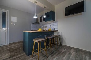 Kühlschrank, Herdplatte, Wasserkocher mit Kaffee-/Teezubehör