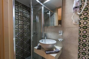 Douche, sèche-cheveux, serviettes fournies