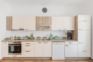 Frigorifero, forno, piano cottura, lavastoviglie