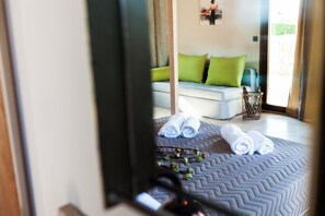 A bedroom with a bed, pillows, and towels. - Casa Afytos (Kassandra)