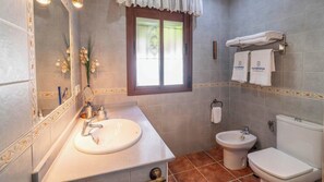 Chuveiro, secador de cabelo, toalhas de banho