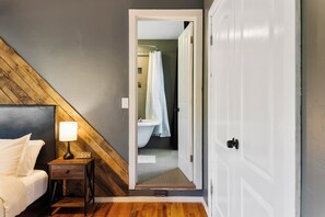 4 bedrooms, desk, iron/ironing board, travel cot - Private Retreat | 2 Miles to Whiskey Row | 4 Bed / 3 Bath + Game Room, Fire Pit, & Playground (Prescott)