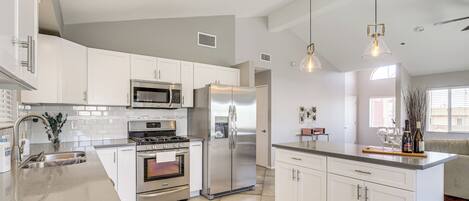 Fridge, microwave, stovetop, dishwasher