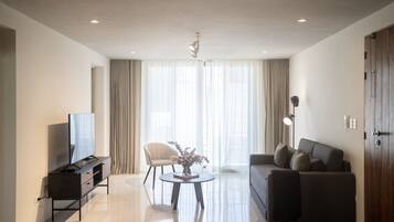 Een smart-tv en boeken