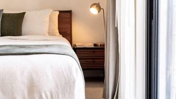 2 bedrooms, desk, iron/ironing board, travel cot