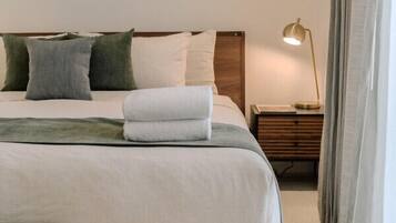 2 bedrooms, desk, iron/ironing board, travel crib